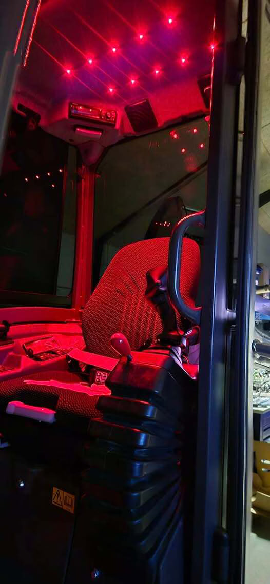 Røde mini LED spot dioder installeret i et køretøjs interiør.