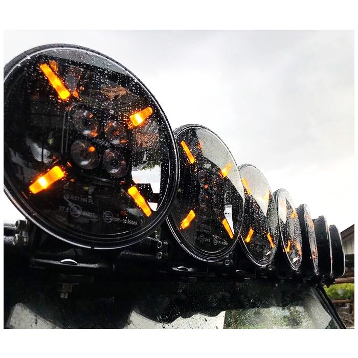 Sarox7+ Gen2 100W ekstralys monteret på køretøjets tag i regnvejr