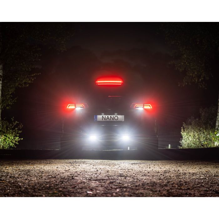Baglygter på bil om natten, LEDSON Nano lygterne stråler klart.