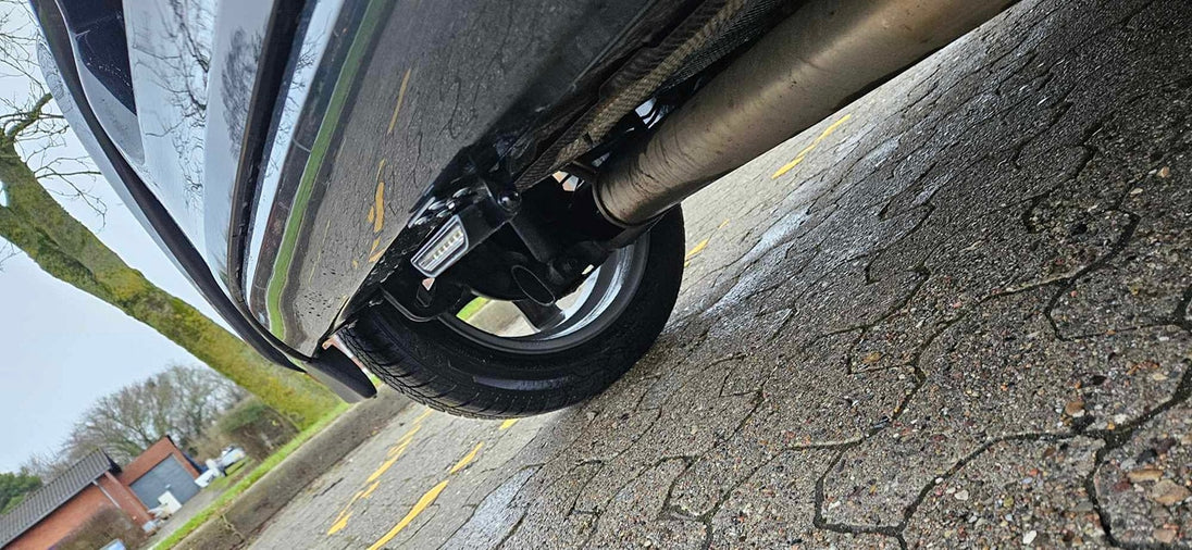 LEDSON Nano baklys monteret under en bil ved udstødning og hjul