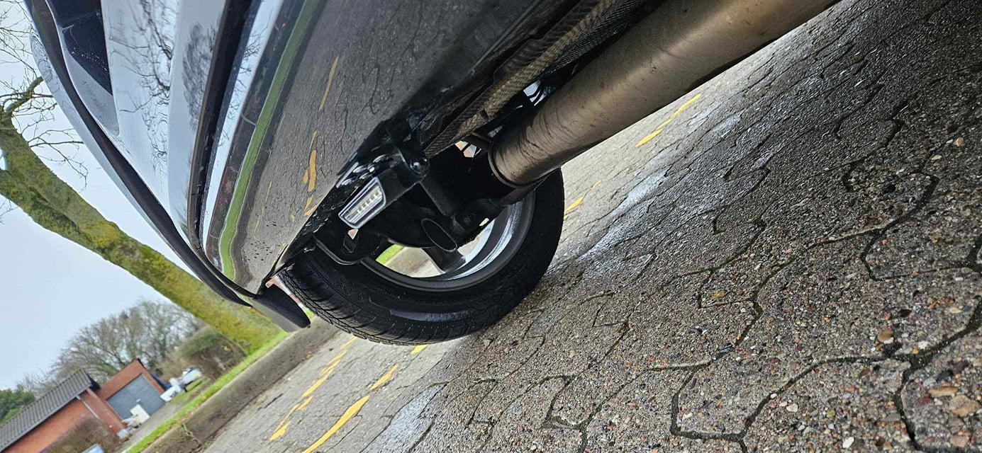 LEDSON Nano baklys monteret under en bil ved udstødning og hjul