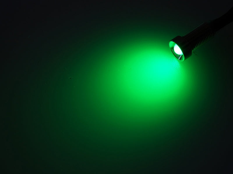 Grøn mini LED spot diode lyser på mørk baggrund