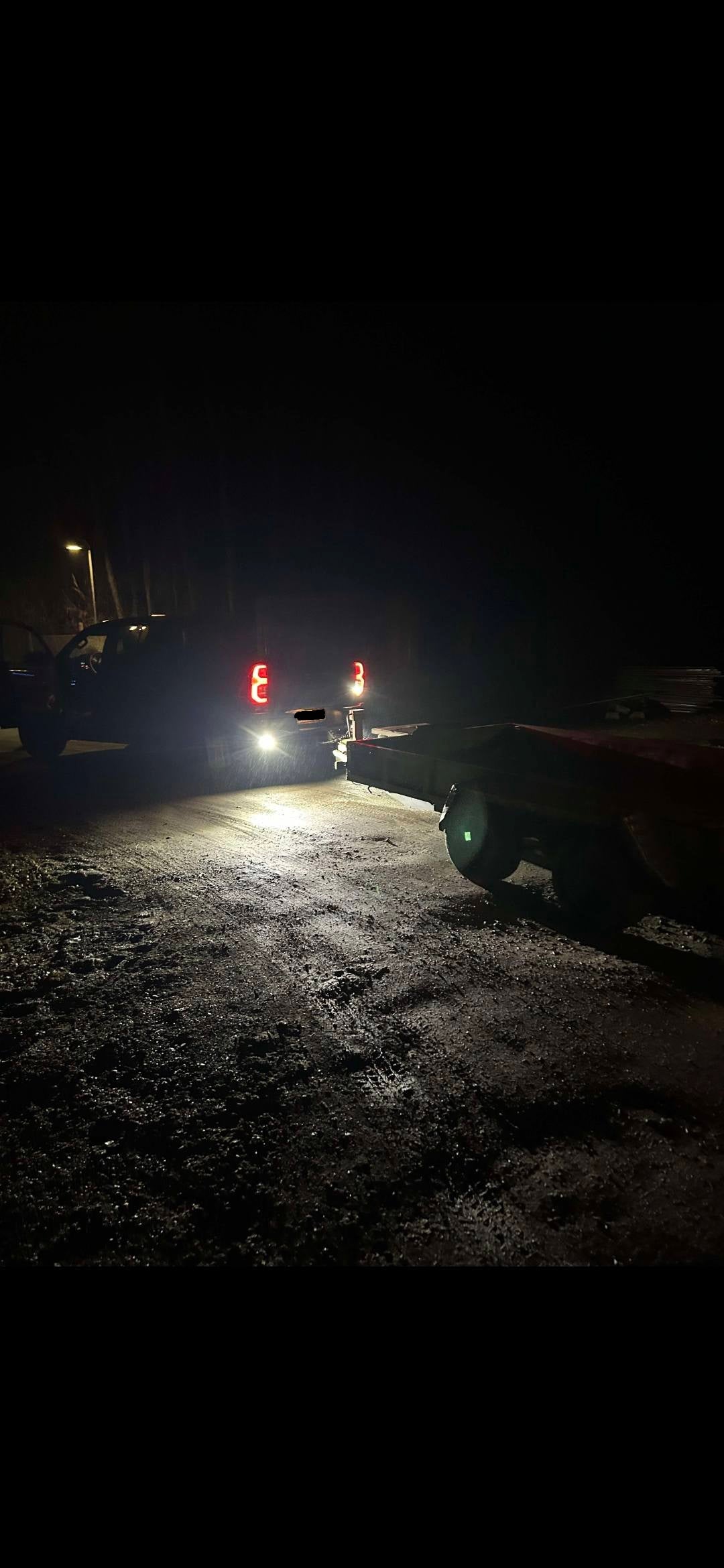 LEDSON Nano baklys oplyser bagside af bil med trailer om natten